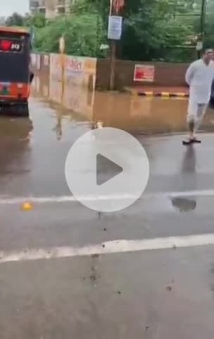 ग्वालियर गिर्द: ग्वालियर में जल भराव से परेशान होकर ब्लू लोटस के लोगों ने दिया धरना