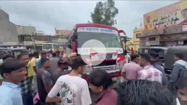 बांसवाड़ा: शहर के पुराने बस स्टैंड पर बाइक सवार को निजी बस ने कुचला, पैर में गंभीर चोट आई, निजी अस्पताल ले जाया गया