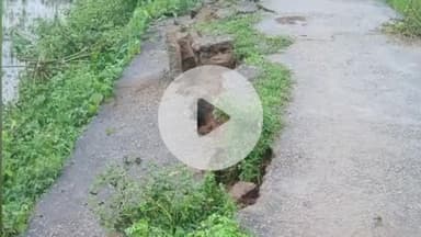 सिसई: भारी बारिश से सड़क टूटी, बच्चे खेतों से होकर स्कूल जाने को मजबूर