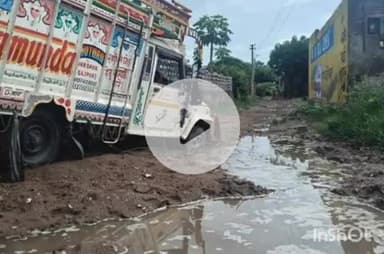 देसूरी: सादड़ी में पेयजल लाइन के गड्ढे में फंसी पिकअप को ट्रैक्टर से निकाला, ग्रामीणों ने गड्डों को जल्द भरने की मांग की