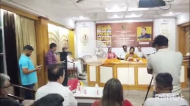 बरेली: बरेली के डॉ. अनीस बेग के नेतृत्व में बरेली IMA हॉल में शानदार मुशायरे का आयोजन किया गया