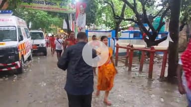 असरगंज: थाना चौक समीप असरगंज नगर पंचायत के मुख्यपार्षद इंजीनियर लूसीकुमारी के द्वारा कांवड़ियों को फल ठंडा पानी फ्रूटी पिलायागया