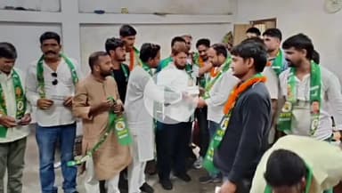 रफीगंज: रफीगंज शहर के एक निजी भवन में एआईएमआईएम में दर्जनों लोग शामिल हुए