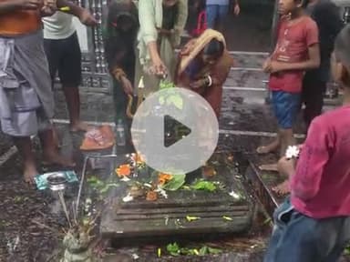 सावन माह के तीसरे सोमवारी मे बाबा भोलेनाथ को जल अर्पित करते हुए भक्त गन साँख धाम बेगूसराय हर हर महादेव