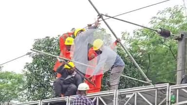 बैतूल नगर: बैतूल रेलवे लाइन पर हाईटेंशन तार गिरने से बाधित हुआ ट्रेनों का आवागमन, यात्री परेशान