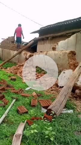 chanho ke 
bejang gaw me bhari barish ke wajah se rajendra lakra ke ghar gira