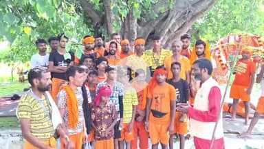 बड़ागांव से कछला गंगा जल लेने रवाना हुआ शिवभक्तों का जत्था  किसान नेता देवस्वरूप पटेल ने किया स्वागत और संबोधित।