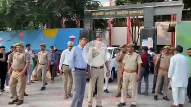 मथुरा: मथुरा में 51 केद्रों पर ARO परीक्षा को लेकर DM और SSP ने किया सेंट्रलों का निरीक्षण, सुरक्षा के व्यापक इंतजाम