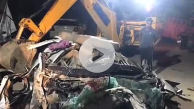 मथुरा: मथुरा में दो ट्रैकों के बीच फंसी कार, एक्सीडेंट में दो लोगों की गई जान