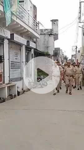 वैर: आगामी त्योहारों के मद्देनजर वैर कस्बे में पुलिस ने प्रमुख स्थानों पर किया पैदल मार्च व गश्त