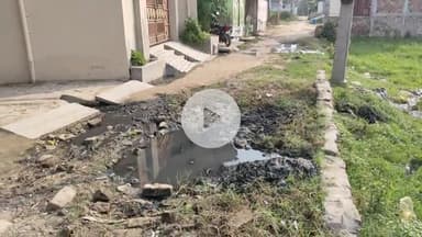 महाराजगंज: नगर के गांधीनगर में टूटी सड़क और नाली, जलजमाव से बढ़ी स्थानीय लोगों की परेशानी #jansamasya