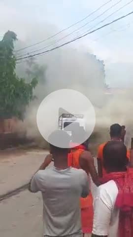 असरगंज: असरगंज के शंभूगंज मोड़ के समीप कांवड़ियों के मैजिक गाड़ी में अचानक आग लगने से अपरा तफरी मच गई