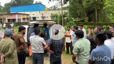 उदयपुर धरमजयगढ़: लापता ठेकेदार का शव खड़गांव नदी में मिलने के बाद अस्पताल लाया गया, लोगों की जुटी भीड़