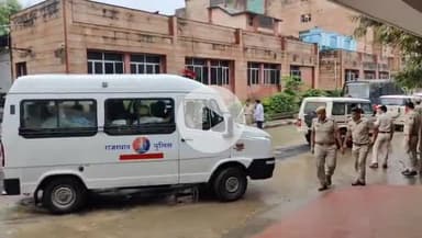 झालरापाटन: नरेश मीणा को कोतवाली पुलिस ने एसआरजी हॉस्पिटल पहुंचाया, घटनास्थल की तस्दीक के दौरान मीणा ने इंकलाब जिंदाबाद के नारे लगाए