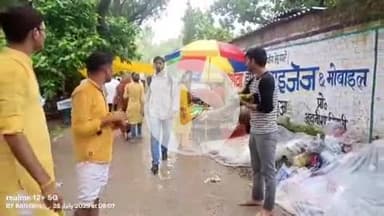 लंभुआ: लंभुआ के जनवारी नाथ धाम में सावन के तीसरे सोमवार को परशुराम युवा वाहिनी मिशन के लोगों ने किया फल वितरण