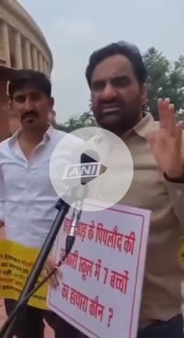 नई दिल्ली लोक सभा में हंगामा, झालावाड़ स्कूल त्रासदी मामले में तख्तियां लेकर वेल में पहुंचे में सांसद हनुमान बेनीवाल,कहा स्कूल की इमारत ढहना हादसा नहीं सिस्टम की अनदेखी से हुई हत्या है,गृह मंत्री अमित शाह और रक्षा मंत्री राजनाथ सिंह भी थे स