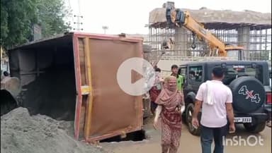 चूरू: चूरू कलेक्ट्रेट के आगे बने चैम्बर में पलटा ट्रक, तीन जेसीबी मशीनों से निकाला गया ट्रक