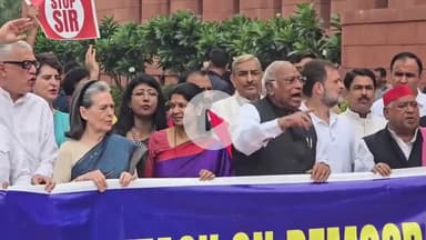 ‘वोट चोरी-बंद करो’..

आज संसद परिसर में INDIA गठबंधन के सांसदों द्वारा “बिहार” में जारी SIR के ख़िलाफ़ विरोध प्रदर्शन।