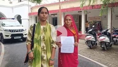 उरई: उरई जिला अधिकारी कार्यालय पहुंची महिला ने जिला अधिकारी को शिकायती पत्र दिया, कहा- दबंगों ने जमीन पर किया कब्जा