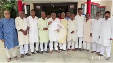 महाराजगंज: नौतनवा उपनिबंधक के खिलाफ कांग्रेसियों ने कलक्ट्रेट परिसर में डीएम को सौंपा ज्ञापन