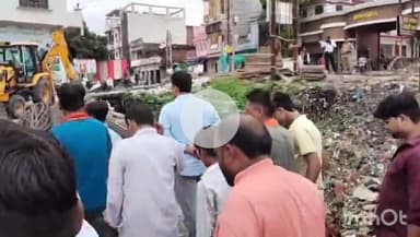 उरई: उरई के कोच रोड पर घटिया सामग्री से पुल निर्माण किया जा रहा, सर्विस लाइन रोड डूबा, लोगों ने भूख हड़ताल शुरू कर किया विरोध
