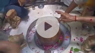 फिरोज़ाबाद: सावन के तीसरे सोमवार पर सैकड़ों वर्ष प्राचीन शांतेश्वर नाथ मंदिर में उमड़ा श्रद्धालुओं का सैलाब