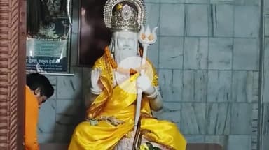 पडरौना: सावन के तीसरे सोमवार को सिधुआँ बाबा मंदिर में श्रद्धालुओं का सैलाब उमड़ा, जलाभिषेक कर मांगी मन्नतें