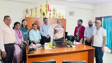 समारोह आयोजित कर निवर्तमान प्रधानाचार्य डाॅ. उदय नारायण सिंह को दी गई भावपूर्ण विदाई.