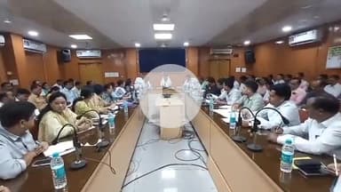 जांजगीर: साप्ताहिक समीक्षा बैठक में कलेक्टर महोबे ने पीएम आवास में सुधार और जर्जर भवनों की मरम्मत के लिए दिए सख्त निर्देश