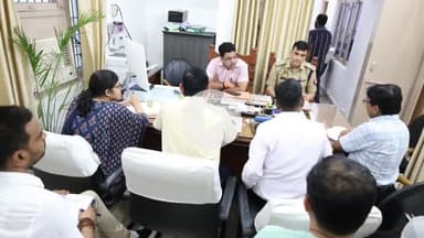 रामपुर: डीएम जोगिंदर सिंह ने ट्रांसपोर्ट नगर स्थापित करने के लिए RDA कार्यालय में अधिकारियों के साथ की बैठक, दिए जरूरी निर्देश