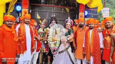 लोहरदगा: लोहरदगा से गुमला के देवाकी बाबाधाम तक कांवरिया संघ की 30 किमी भव्य कांवड़ यात्रा निकाली गई, झांकी रही आकर्षण