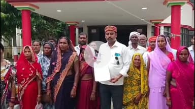 फरेंदा: मिश्रौलिया गांव में आवास योजना में धांधली का आरोप, ग्रामीणों ने जिलाधिकारी से की निष्पक्ष जांच की मांग