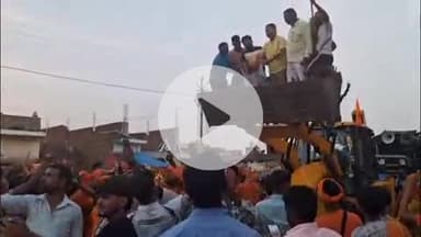 बीसलपुर: बीसलपुर कस्बे में भाजपा नेता रत्नेश गंगवार ने बुलडोजर पर चढ़कर कांवड़ियों पर बरसाए फूल