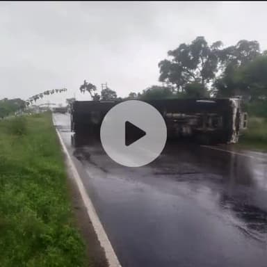 चांडिल: एनएच 33 चौका थाना के पास कंटेनर अनियंत्रित होकर पलटा