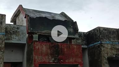 जौनपुर: सिद्दीकपुर स्थित कांशीराम शहरी आवास का जर्जर बारजा गिरा