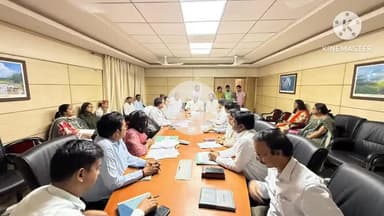 खूंटी: पिछड़ा वर्ग आयोग ने ज़िले का दौरा किया, अधिकारियों के साथ बैठक की