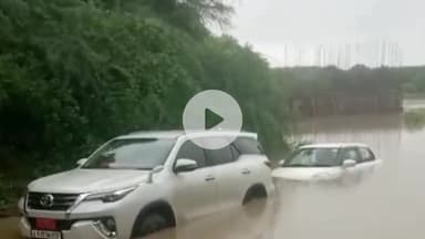 झालरापाटन: गागरोन की आहू नदी की उफनती पुलिया पर फंसीं 2 कार, प्रशासन के सहयोग से निकाला गया बाहर