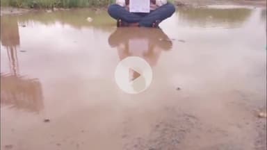 भोकरदन: हसनाबाद येथे गड्ड्यात बसून रस्त्याच्या दुरुस्तीच्या मागणीसाठी ऑ.इंडिया पॅंथर सेनेच्या तालुकाध्यक्षान केले आंदोलन