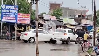 महाराजगंज: पुरैना मुख्य चौराहे पर दो कारों की भिड़ंत, कार सवार बाल-बाल बचे