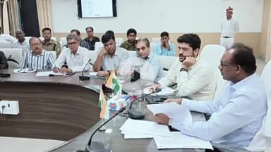 महाराजगंज: कलेक्ट्रेट सभागार में जिलाधिकारी ने की सीएम डैशबोर्ड को लेकर विभिन्न विभागों की समीक्षा