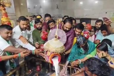 ओरमांझी: पहाड़ी मंदिर में शिबू सोरेन के स्वास्थ्य लाभ के लिए जेएमएम ने किया जलाभिषेक व फल-फूल वितरण