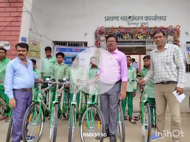 हिरणपुर: बीडीओ और सीओ ने बच्चों के बीच साइकिल का वितरण किया