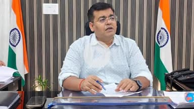 कोल: अलीगढ़ डीएम ने जर्जर स्कूल भवनों पर सख्ती दिखाई, बच्चों की सुरक्षा को प्राथमिकता दी, अधिकारियों को निर्देशित किया