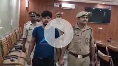 पडरौना: कुशीनगर में एसपी ने अंतरराज्यीय तंबाकू और मोबाइल ग्लास तस्करी गिरोह का भंडाफोड़ किया, करोड़ की अवैध सामग्री बरामद