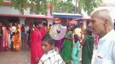 आलमनगर: सावन के तीसरे सोमवार को आलमनगर के सर्वेश्वर नाथ महादेव मंदिर में उमड़ी श्रद्धालुओं की भीड़