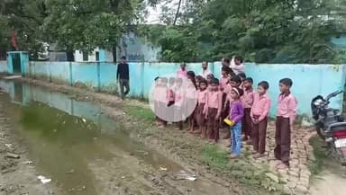 छिबरामऊ: भेटा गांव में प्राथमिक विद्यालय के बाद जल भराव की समस्या को लेकर बच्चों और शिक्षकों ने किया प्रदर्शन, जताई नाराजगी