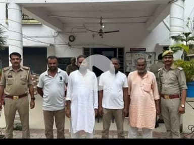 नौगावां सादात: नौगांवा थाना पुलिस ने मारपीट व अन्य कई धाराओं में फरार चार वारंटियों को गिरफ्तार कर किया चालान