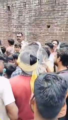 कलीनगर: टेहरी गांव में खेत में छुपे दो संदिग्ध व्यक्तियों को ग्रामीणों ने पकड़ा, पुलिस के हवाले किया