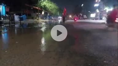 कोल: सासनी गेट रोड पर कांवड़ मार्ग पर पानी की पाइपलाइन टूटने से हुआ जलभराव, कांवड़ियों को हुई परेशानी