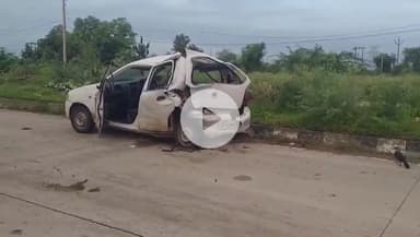 उरई: कुकर गांव के आगे अज्ञात वाहन ने कार को मारी टक्कर, घायलों को अस्पताल में कराया भर्ती